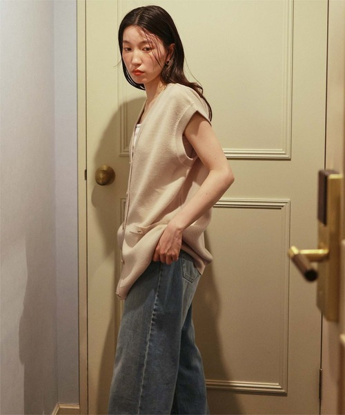 titivate(ティティベイト)の「ゴールド釦オーバーニットベスト(ベスト・レディース・ネイビー/ライトベージュ/ブラック・L/M)」の18枚目の写真