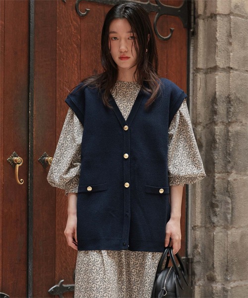 titivate(ティティベイト)の「ゴールド釦オーバーニットベスト(ベスト・レディース・ネイビー/ライトベージュ/ブラック・L/M)」の21枚目の写真