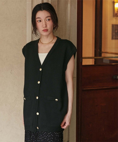 titivate(ティティベイト)の「ゴールド釦オーバーニットベスト(ベスト・レディース・ネイビー/ライトベージュ/ブラック・L/M)」の8枚目の写真