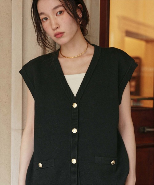 titivate(ティティベイト)の「ゴールド釦オーバーニットベスト(ベスト・レディース・ネイビー/ライトベージュ/ブラック・L/M)」の9枚目の写真