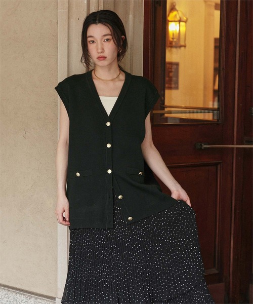 titivate(ティティベイト)の「ゴールド釦オーバーニットベスト(ベスト・レディース・ネイビー/ライトベージュ/ブラック・L/M)」の10枚目の写真