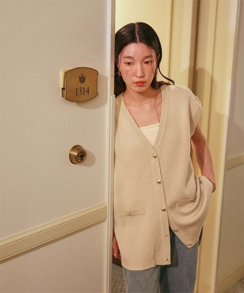 titivate(ティティベイト)の「ゴールド釦オーバーニットベスト(ベスト・レディース・ネイビー/ライトベージュ/ブラック・L/M)」の14枚目の写真