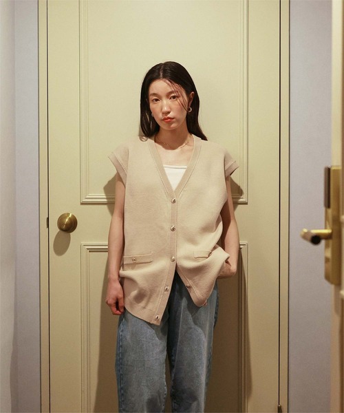 titivate(ティティベイト)の「ゴールド釦オーバーニットベスト(ベスト・レディース・ネイビー/ライトベージュ/ブラック・L/M)」の16枚目の写真