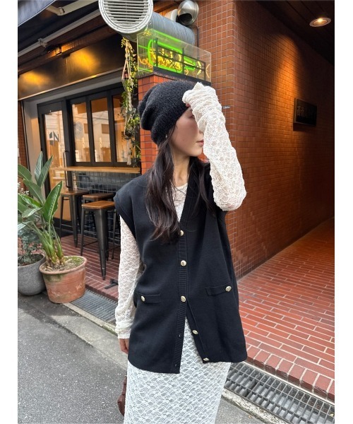 titivate(ティティベイト)の「ゴールド釦オーバーニットベスト(ベスト・レディース・ネイビー/ライトベージュ/ブラック・L/M)」の4枚目の写真