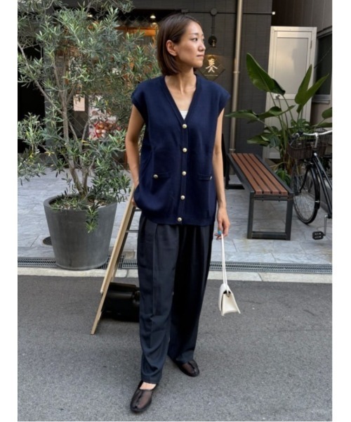 titivate(ティティベイト)の「ゴールド釦オーバーニットベスト(ベスト・レディース・ネイビー/ライトベージュ/ブラック・L/M)」の5枚目の写真