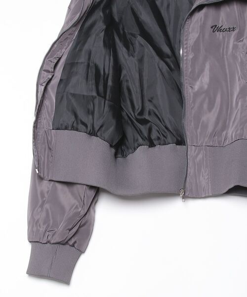 LYEON（リヨン）の「OT 胸ワンポイントハイネックブルゾン（ブルゾン・レディース・グレー・FREE）」の7枚目の写真