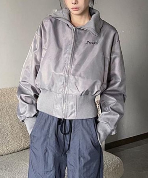 LYEON（リヨン）の「OT 胸ワンポイントハイネックブルゾン（ブルゾン・レディース・グレー・FREE）」の4枚目の写真