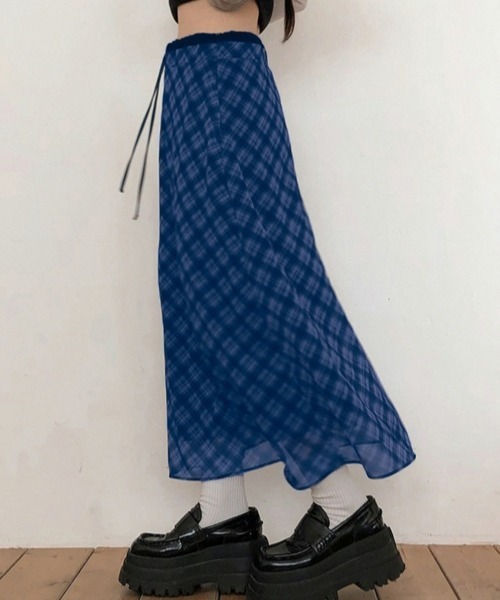 gossip!ロサンゼルス(ゴシップロサンゼルス)の「【Y2Kガーリー】ヴィンテージチェックシフォンロングスカート(スカート・レディース・ブラック/ブルー・L/M/S)」の4枚目の写真