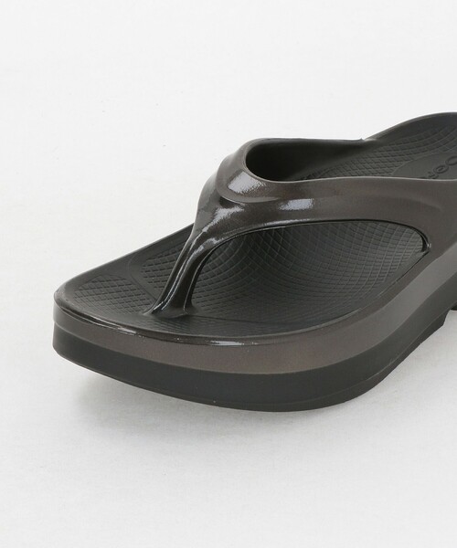 OOFOS(ウーフォス)の「<OOFOS>OOmega LUXE サンダル(サンダル・レディース・ダークブラウン/ナチュラル・8/6/7)」の14枚目の写真