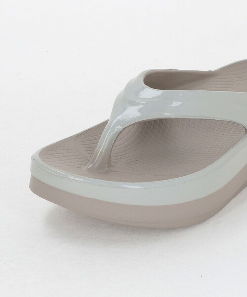 OOFOS(ウーフォス)の「<OOFOS>OOmega LUXE サンダル(サンダル・レディース・ダークブラウン/ナチュラル・8/6/7)」の18枚目の写真