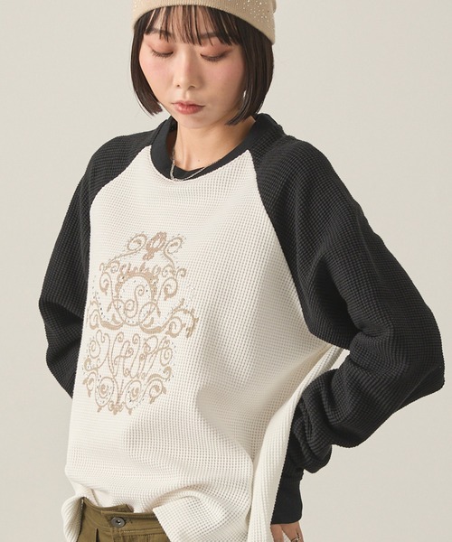 Snap club(スナップクラブ)の「【Snap club】グラフィックラインストーンワッフルラグランロンT(Tシャツ/カットソー・レディース・ホワイト系/ワイン/ブラック系/スミクロ・L/M)」の2枚目の写真