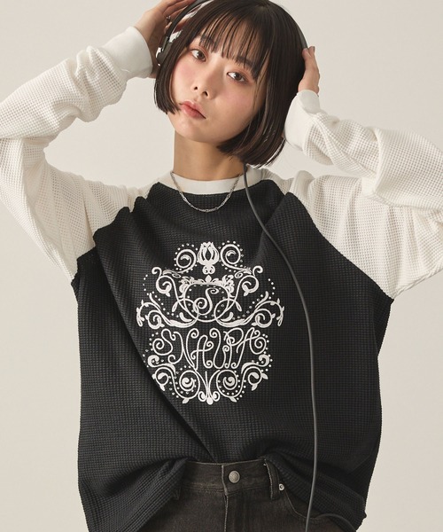Snap club(スナップクラブ)の「【Snap club】グラフィックラインストーンワッフルラグランロンT(Tシャツ/カットソー・レディース・ホワイト系/ワイン/ブラック系/スミクロ・L/M)」の3枚目の写真