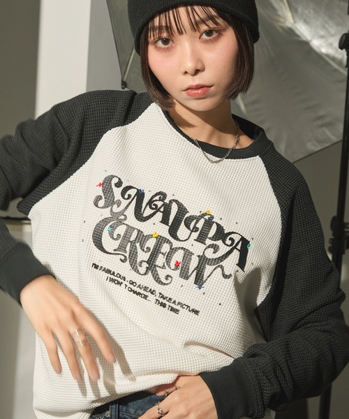 Snap club(スナップクラブ)の「【Snap club】グラフィックラインストーンワッフルラグランロンT(Tシャツ/カットソー・レディース・ホワイト系/ワイン/ブラック系/スミクロ・L/M)」の1枚目の写真