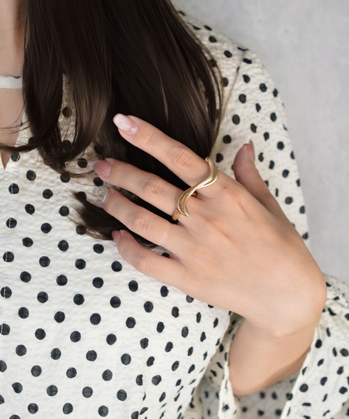 BROTHERHOOD(ブラザーフッド)の「【earyear】Curve Line Fusion Double Finger Ring(リング・レディース・シルバー/ゴールド・FREE)」の2枚目の写真