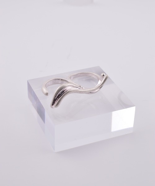 BROTHERHOOD(ブラザーフッド)の「【earyear】Curve Line Fusion Double Finger Ring(リング・レディース・シルバー/ゴールド・FREE)」の3枚目の写真