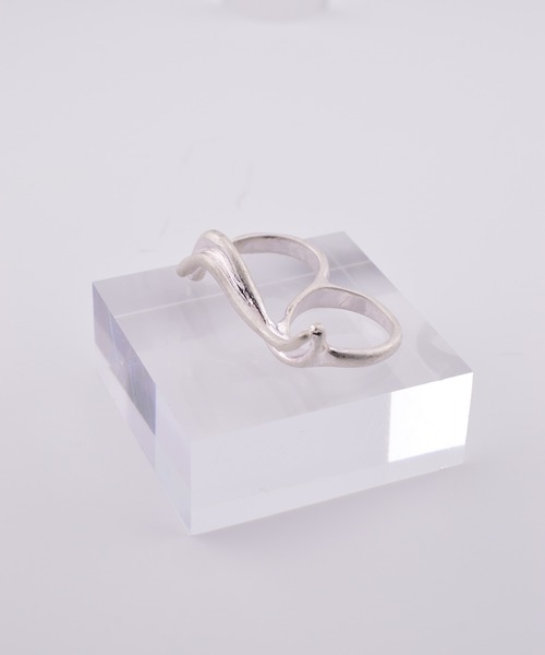 BROTHERHOOD(ブラザーフッド)の「【earyear】Curve Line Fusion Double Finger Ring(リング・レディース・シルバー/ゴールド・FREE)」の4枚目の写真