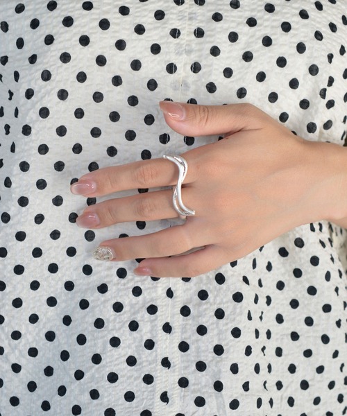 BROTHERHOOD(ブラザーフッド)の「【earyear】Curve Line Fusion Double Finger Ring(リング・レディース・シルバー/ゴールド・FREE)」の6枚目の写真