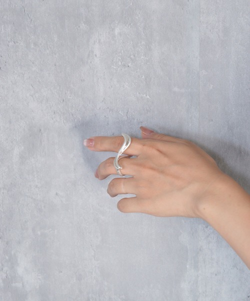BROTHERHOOD(ブラザーフッド)の「【earyear】Curve Line Fusion Double Finger Ring(リング・レディース・シルバー/ゴールド・FREE)」の8枚目の写真