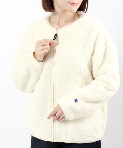 Champion(チャンピオン)の「Champion(チャンピオン)ワンポイントロゴ刺繍 シェルパフリースノーカラージャケット レディース/ボアブルゾン(ノーカラージャケット・レディース・ライトパープル/オフホワイト/ブラック・L/M)」の2枚目の写真