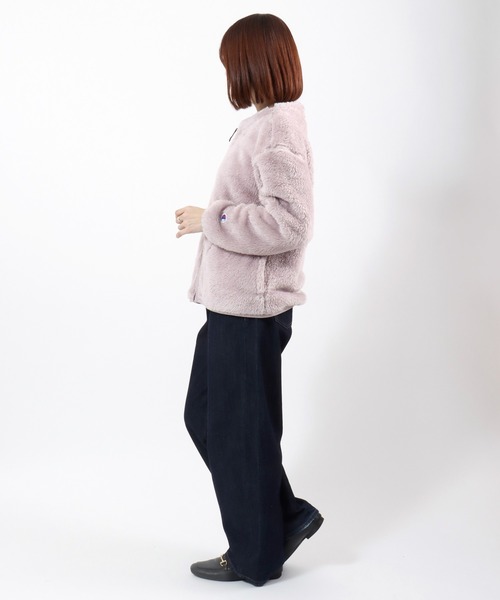 Champion(チャンピオン)の「Champion(チャンピオン)ワンポイントロゴ刺繍 シェルパフリースノーカラージャケット レディース/ボアブルゾン(ノーカラージャケット・レディース・ライトパープル/オフホワイト/ブラック・L/M)」の22枚目の写真