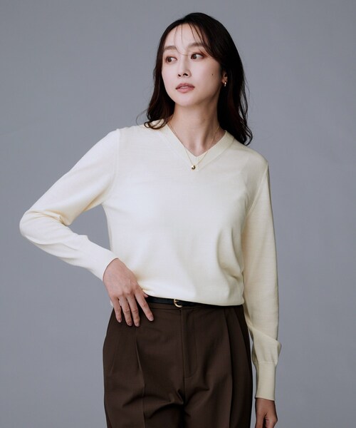 UNTITLED（アンタイトル）の「【洗える/ウール100%】Vネックウールニット（ニット/セーター・レディース・レッド系1/ブラック/ナチュラル/オフホワイト/ライトグレー/ブルー系その他・48/44/04/03/02/01/00）」の2枚目の写真