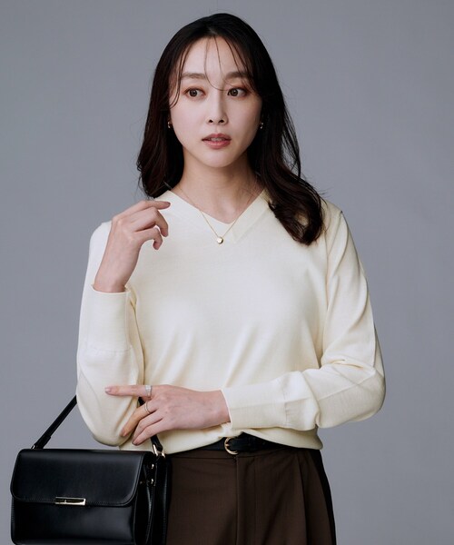 UNTITLED（アンタイトル）の「【洗える/ウール100%】Vネックウールニット（ニット/セーター・レディース・レッド系1/ブラック/ナチュラル/オフホワイト/ライトグレー/ブルー系その他・48/44/04/03/02/01/00）」の8枚目の写真