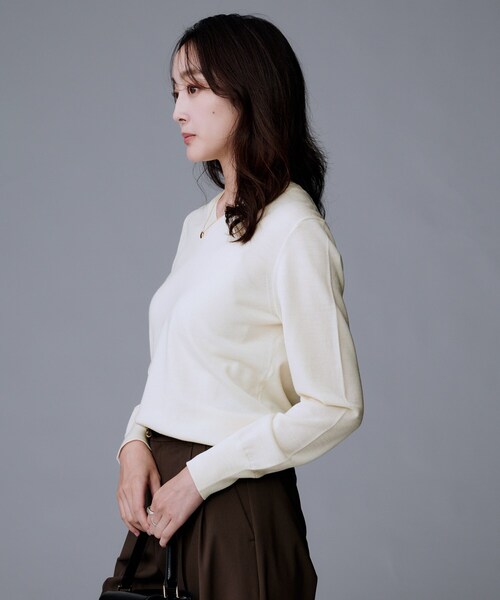 UNTITLED（アンタイトル）の「【洗える/ウール100%】Vネックウールニット（ニット/セーター・レディース・レッド系1/ブラック/ナチュラル/オフホワイト/ライトグレー/ブルー系その他・48/44/04/03/02/01/00）」の9枚目の写真