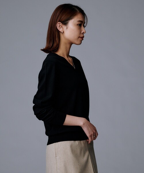 UNTITLED（アンタイトル）の「【洗える/ウール100%】Vネックウールニット（ニット/セーター・レディース・レッド系1/ブラック/ナチュラル/オフホワイト/ライトグレー/ブルー系その他・48/44/04/03/02/01/00）」の21枚目の写真