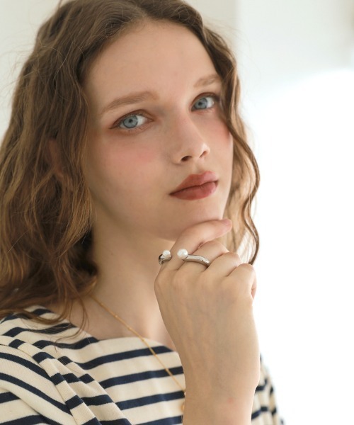 at.(アット)の「【at.】パールダブルフィンガーリング(リング・レディース・シルバー/ゴールド・ONE)」の6枚目の写真