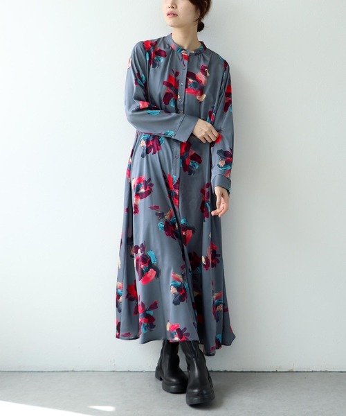 Jines（ジネス）の「ペイントフラワープリントワンピース（ワンピース・レディース・グレー/ライトベージュ・38）」の2枚目の写真