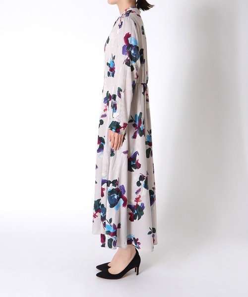 Jines（ジネス）の「ペイントフラワープリントワンピース（ワンピース・レディース・グレー/ライトベージュ・38）」の16枚目の写真