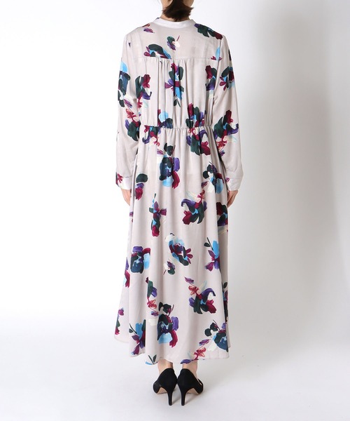 Jines（ジネス）の「ペイントフラワープリントワンピース（ワンピース・レディース・グレー/ライトベージュ・38）」の17枚目の写真