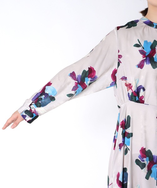 Jines（ジネス）の「ペイントフラワープリントワンピース（ワンピース・レディース・グレー/ライトベージュ・38）」の19枚目の写真