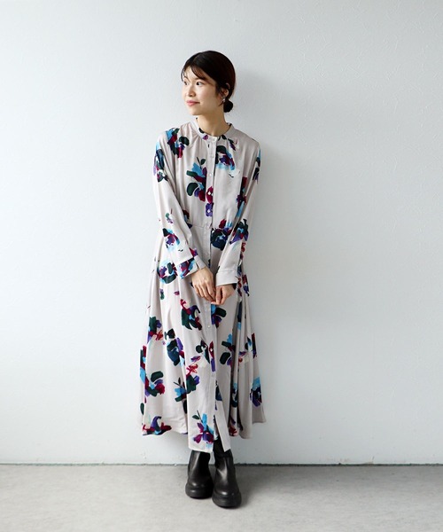 Jines（ジネス）の「ペイントフラワープリントワンピース（ワンピース・レディース・グレー/ライトベージュ・38）」の8枚目の写真