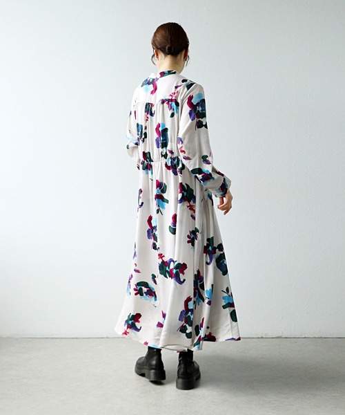 Jines（ジネス）の「ペイントフラワープリントワンピース（ワンピース・レディース・グレー/ライトベージュ・38）」の9枚目の写真