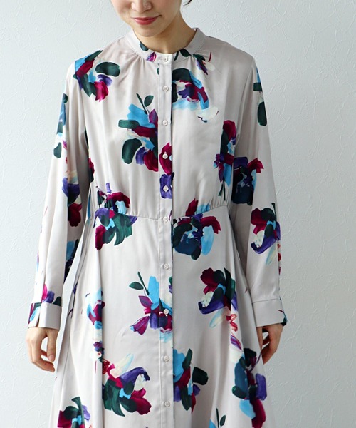 Jines（ジネス）の「ペイントフラワープリントワンピース（ワンピース・レディース・グレー/ライトベージュ・38）」の10枚目の写真