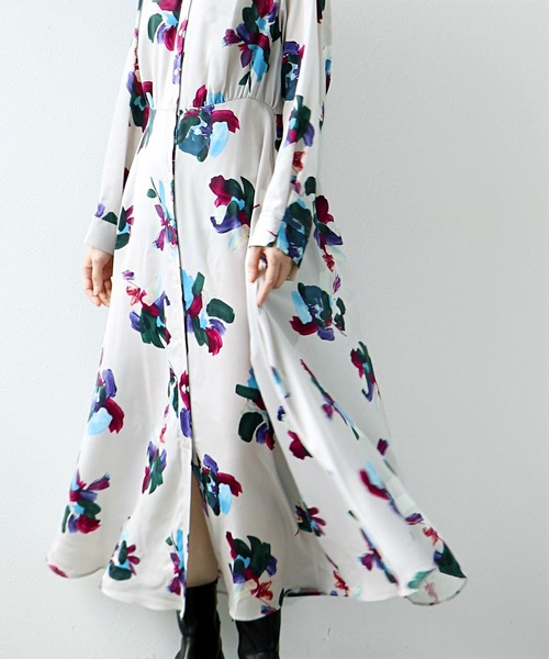 Jines（ジネス）の「ペイントフラワープリントワンピース（ワンピース・レディース・グレー/ライトベージュ・38）」の11枚目の写真