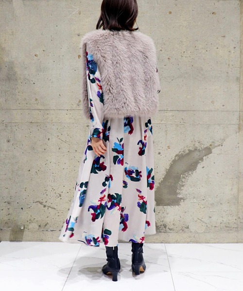 Jines（ジネス）の「ペイントフラワープリントワンピース（ワンピース・レディース・グレー/ライトベージュ・38）」の13枚目の写真