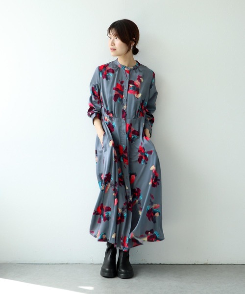 Jines（ジネス）の「ペイントフラワープリントワンピース（ワンピース・レディース・グレー/ライトベージュ・38）」の4枚目の写真