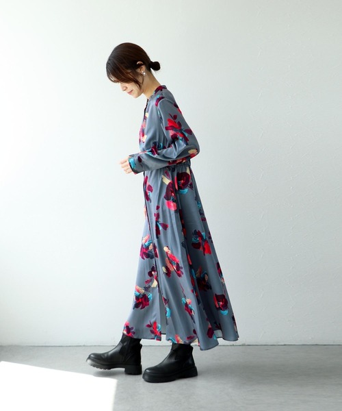 Jines（ジネス）の「ペイントフラワープリントワンピース（ワンピース・レディース・グレー/ライトベージュ・38）」の5枚目の写真