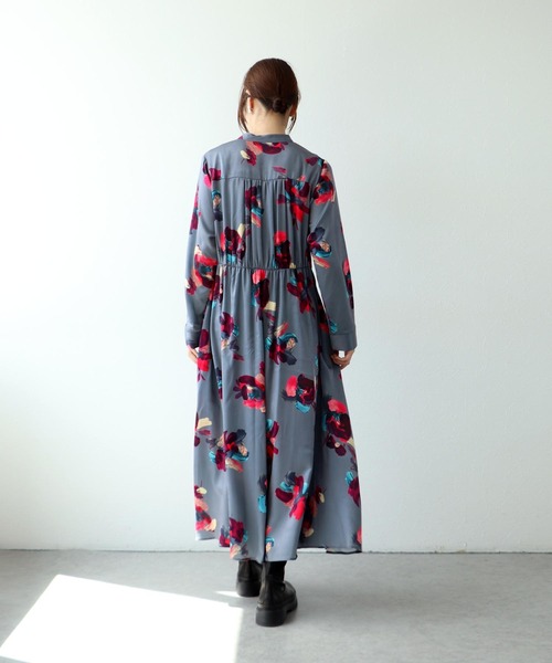 Jines（ジネス）の「ペイントフラワープリントワンピース（ワンピース・レディース・グレー/ライトベージュ・38）」の6枚目の写真