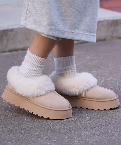 MONO-MART（モノマート）の「ムートンライクボア ボリュームショートブーツ（ブーツ・レディース・キャメル/ブラック/グレイッシュベージュ・XL/L/M/S）」の3枚目の写真