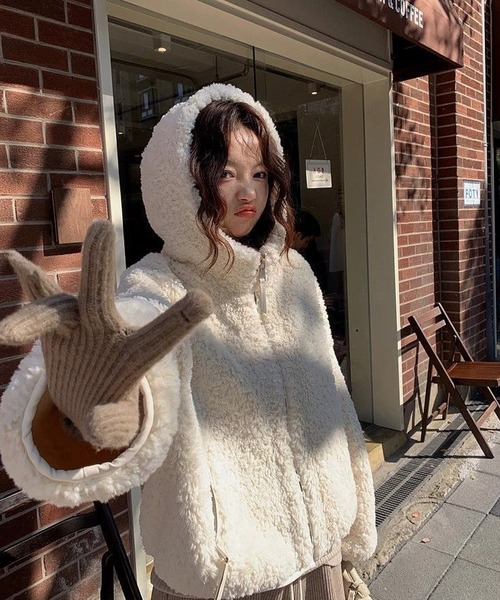 HALEY PESCA（ヘーリーペスカ）の「HALEY PESCA/フード付き　もこもこムートンブルゾン（ブルゾン・レディース・アイボリー/ブラウン・SMALL/MEDIUM）」の5枚目の写真