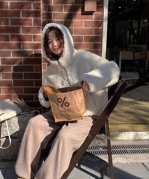 HALEY PESCA（ヘーリーペスカ）の「HALEY PESCA/フード付き　もこもこムートンブルゾン（ブルゾン・レディース・アイボリー/ブラウン・SMALL/MEDIUM）」の6枚目の写真
