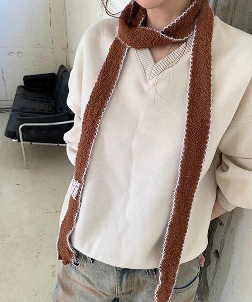 shopnikoniko（ショップニコニコ）の「スリムマフラー  ウェーブステッチ レースワッペン付き ニット マフラー（マフラー・レディース・ブラウン/ホワイト/ブラック/グレー・フリー）」の4枚目の写真