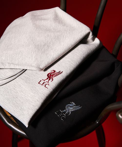 417 EDIFICE（フォーワンセブンエディフィス）の「【Liverpool FC / リバプール FC】 メタリックロゴフーディ（パーカー・メンズ・チャコールグレー/ブラック・SMALL/MEDIUM/LARGE/X-LARGE）」の4枚目の写真