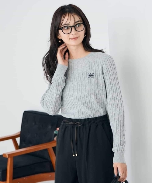 a.v.v(アーヴェヴェ)の「ワンポイント刺繍ケーブルニット(ニット/セーター・レディース・アイボリー/グレー/ライラック・38/40)」の7枚目の写真
