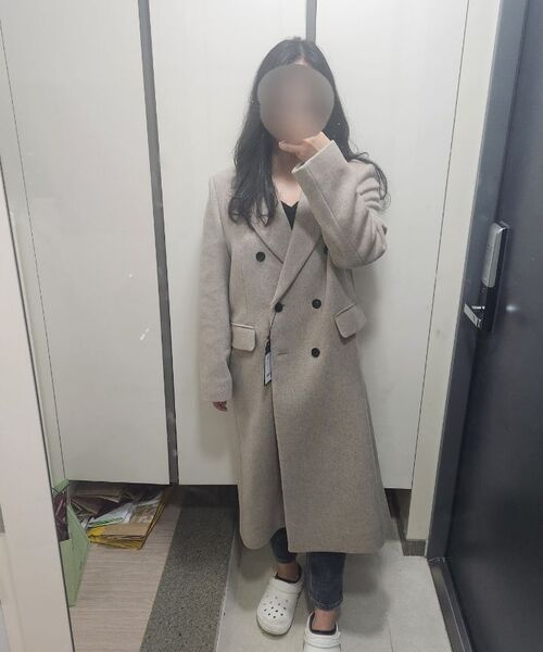 MUSINSA STANDARD WOMAN(ムシンサスタンダードウーマン)の「レディースカシミアブレンドダブルチェスターロングコート【オートミール】(チェスターコート・レディース・その他・SMALL/MEDIUM/LARGE/X-SMALL)」の4枚目の写真