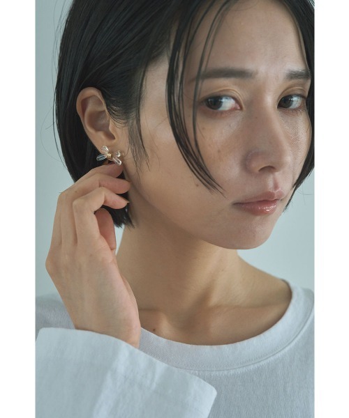 marjour（マージュール）の「CLEAR RIBBON PIERCE（ピアス（両耳用）・レディース・ゴールド・FREE）」の4枚目の写真