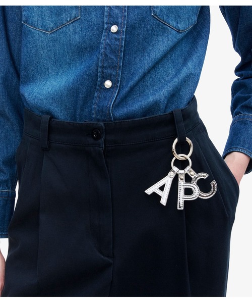 A.P.C.(アーペーセー)の「PORTE-CLEFS LETTRES APC(キーホルダー・レディース・ゴールド・ONESIZE)」の2枚目の写真